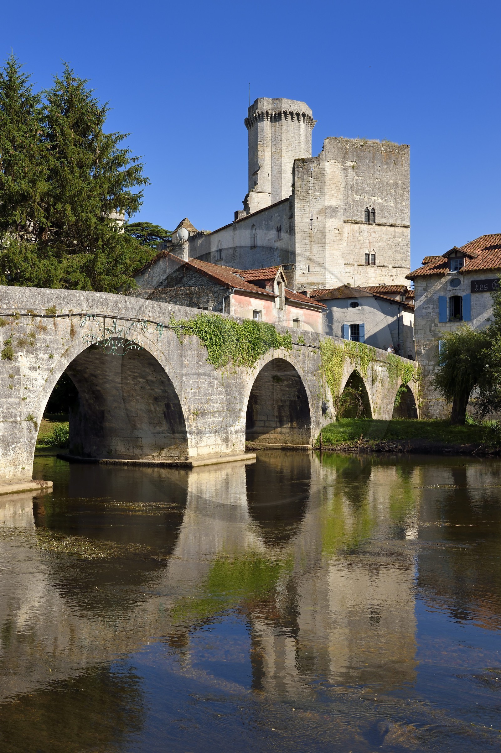 France, Dordogne, Perigord Vert, Bourdeilles, the bridge over the Dronne river and the 13th century medieval castle
