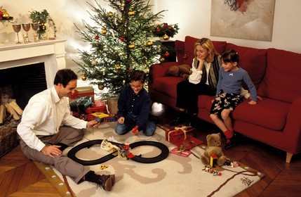 France, Noël en famille, après l' ouverture des cadeaux, toute la famille joue avec le nouveau circuit de petites voitures