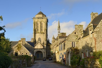 France, Finistère (29), Locronan, labellisé Les Plus Beaux Villages de France, église Saint-Ronan au bout de la rue du prieuré