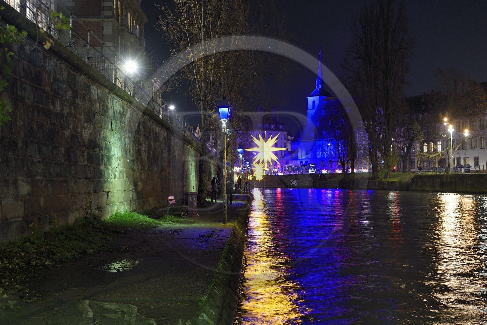 France, Bas-Rhin (67), Strasbourg, vieille ville classée au Patrimoine Mondial de l’UNESCO, les berges de l'Ill quai Saint-Thomas vers l'église Saint Nicolas (en arrière plan)