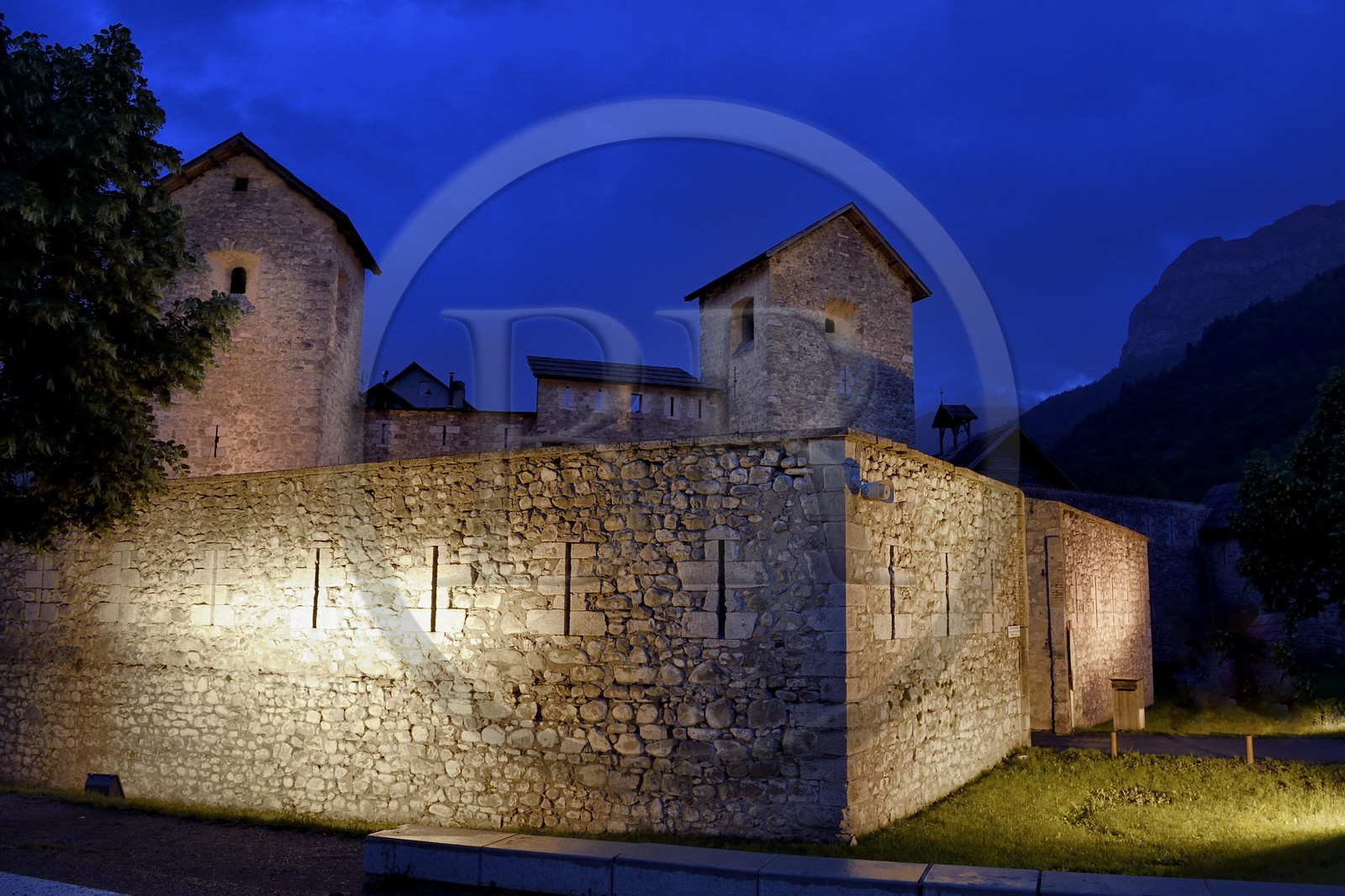 France, Alpes-de-Haute-Provence (04), Parc National du Mercantour et la vallée du Haut-Verdon, Colmars-les-Alpes fortifiée par Vauban à la fin du XVIIe siècle, muraille extérieure de la Porte de Savoie