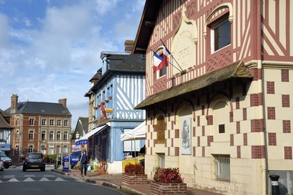 France, Calvados (14), Pays d'Auge, Beaumont-en-Auge, maison à pans de bois dans la rue principale du village