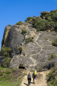 France, Vaucluse (84), Dentelles de Montmirail, Beaumes-de-Venise, le Rocher Rocalinaud, curiosité géologique en grès et habitat troglodytique du néolithique au moyen-âge
