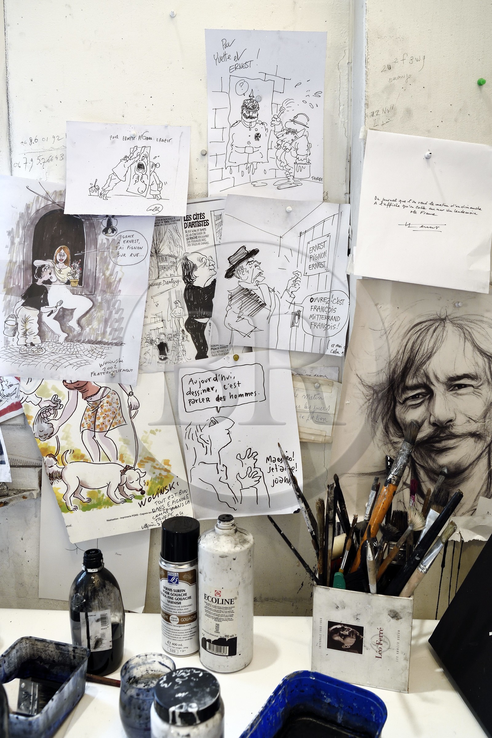 France, Ivry-sur-Seine (94), l'artiste plasticien Ernest Pignon-Ernest dans son atelier