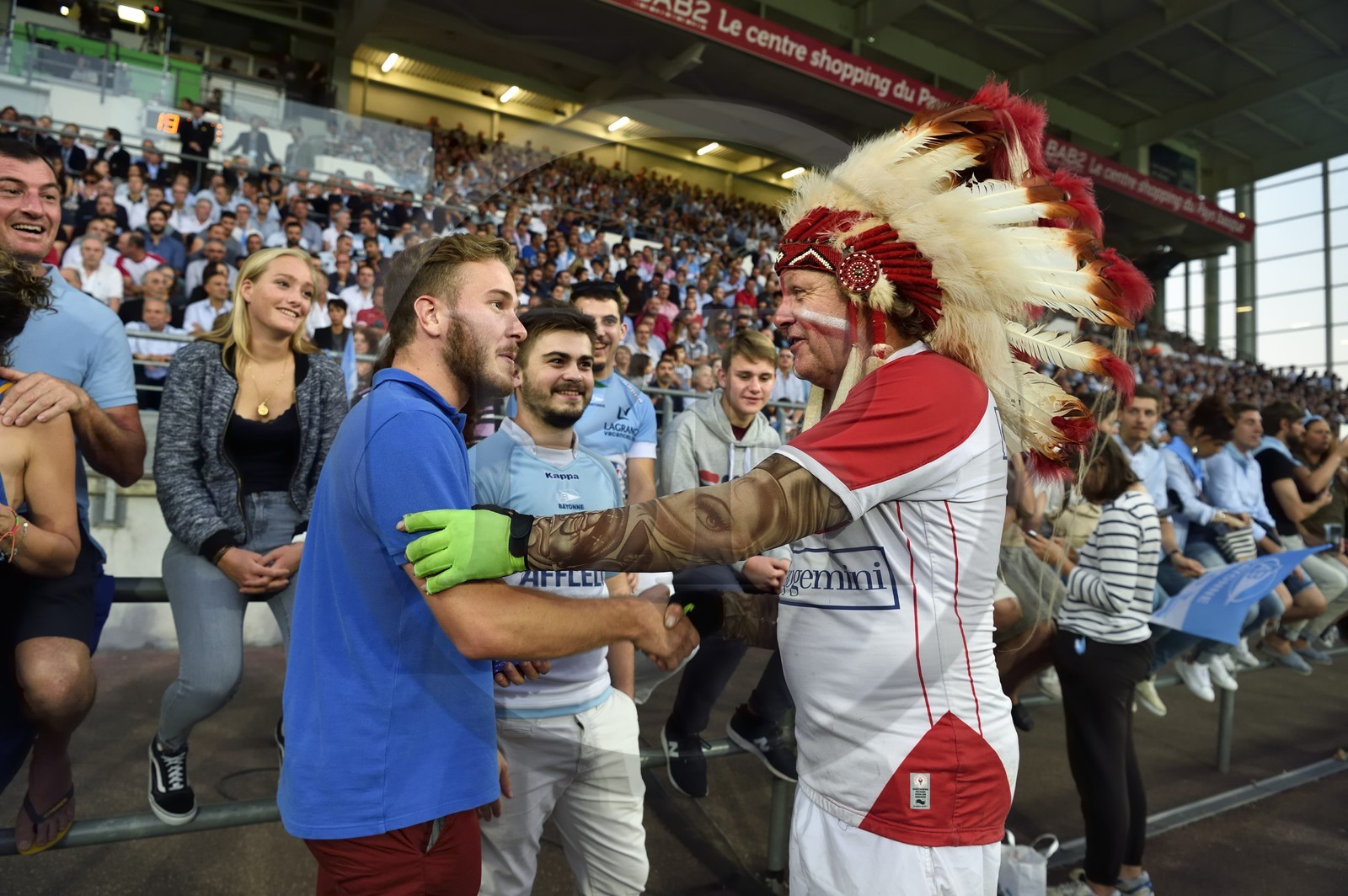 France, Pyrénées-Atlantiques (64), Pays-Basque, Bayonne, stade Jean-Dauger, derby basque de rugby entre l'Aviron Bayonnais (en bleu) et le Biarritz Olympique, show de Robert Rabagny dit Geronimo, ex-mascotte du club de rugby Biarritz Olympique