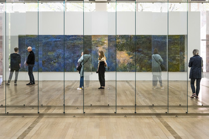 Suisse, Bâle, Riehen, fondation Beyeler, 12 Scheiben (Reihe) (2013) de Gerhard Richter au premier plan et Le Bassin aux Nymphéas de Claude Monnet