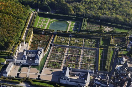 France, Indre-et-Loire (37), Vallée de la Loire classée Patrimoine Mondial de l' UNESCO, le château et les jardins de Villandry (vue aérienne)