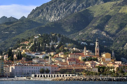 France, Alpes-Maritimes (06), Menton, la vieille ville dominée par la Basilique Saint Michel, le musée Jean Cocteau construit en 2008 par l'architecte Rudy Ricciotti au premier plan