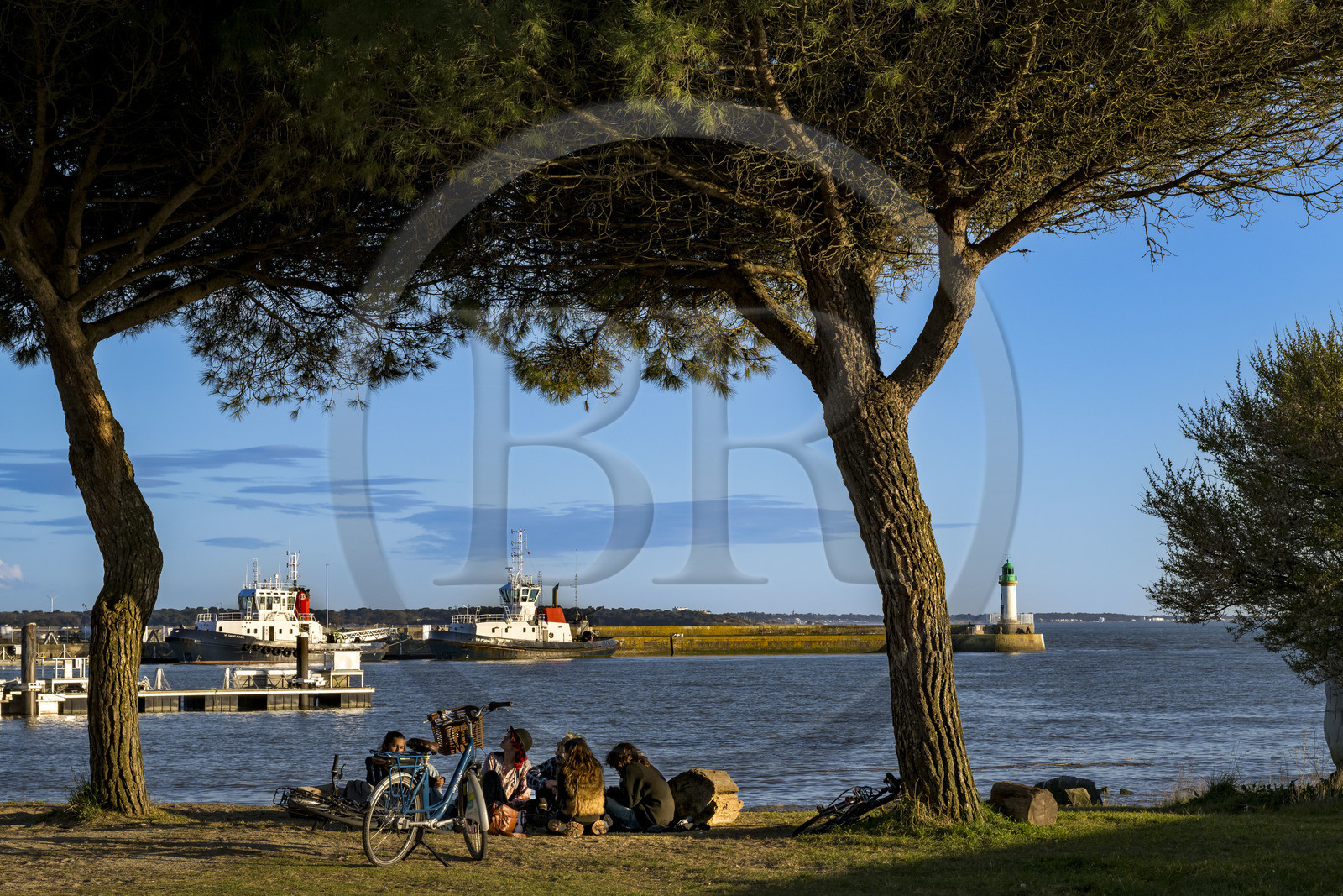 France, Loire-Atlantique (44), Estuaire de la Loire, Saint-Nazaire, groupe de jeunes gens en bordure du Quai de la Jetée au bout de la Grande Plage