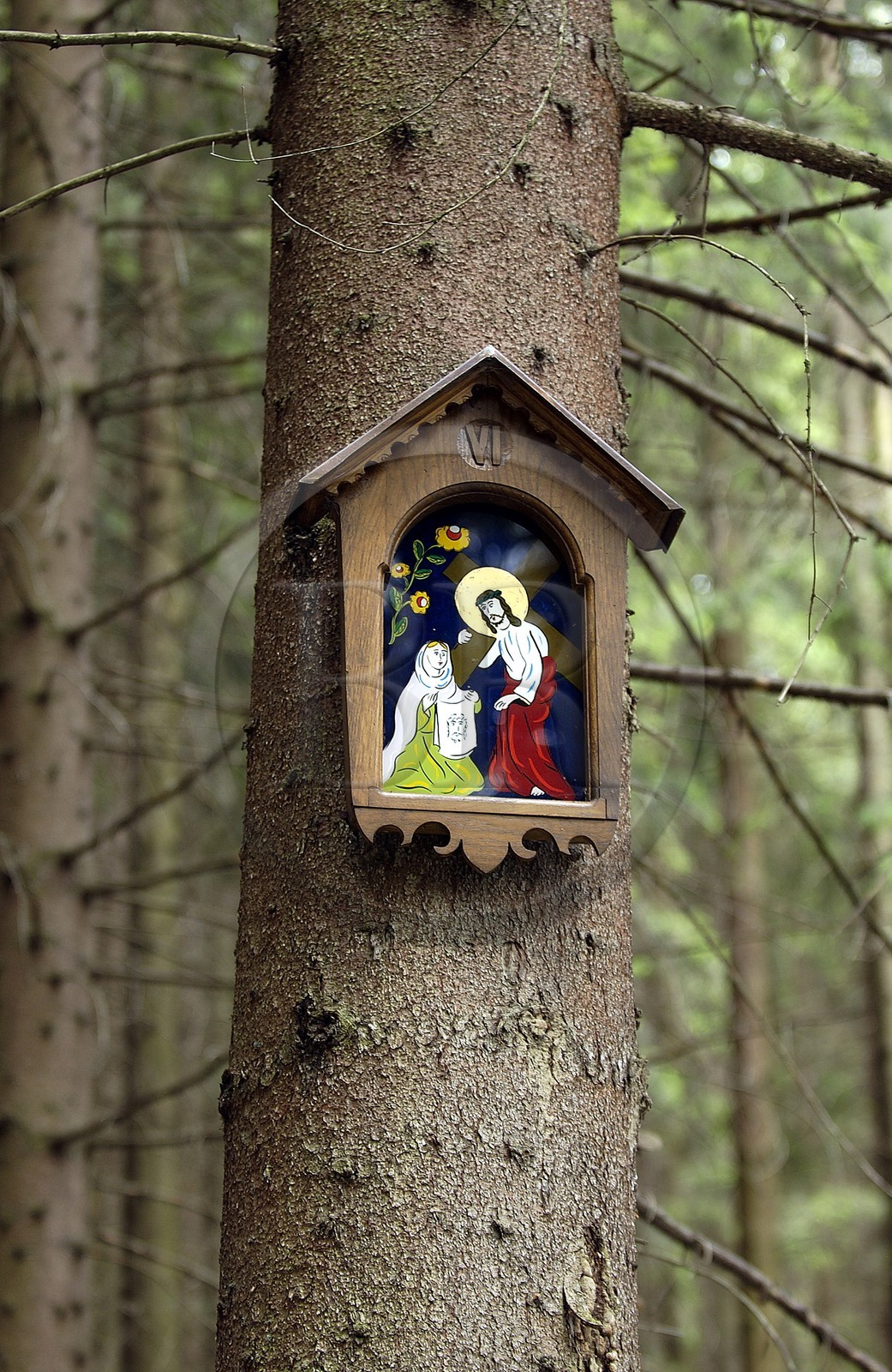 Pologne, Petite Pologne, Carpates, peinture sur verre traditionnelle de la région sur un élément d'un chemin de croix en forêt