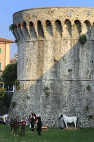 Italie, Ligurie, Sarzana, Napoleon Festival, Napoleon et deux officiers au pied de la citadelle (forteresse Firmafede)