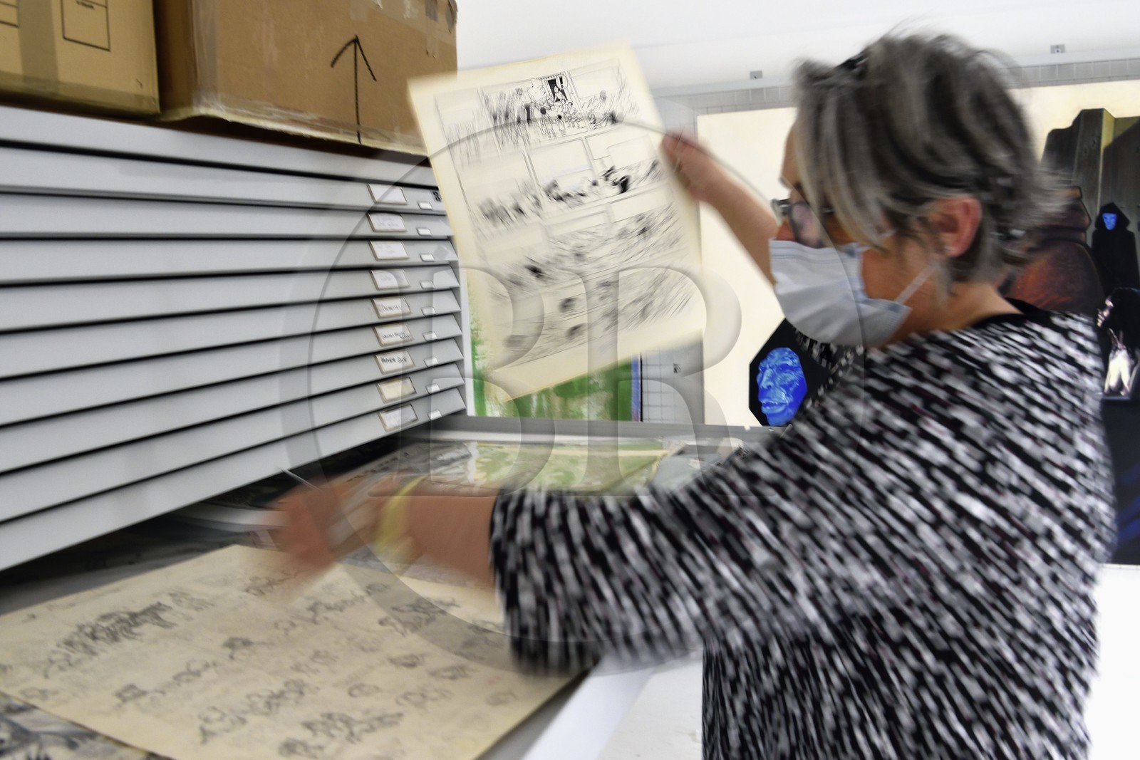 France, Charente (16), Angoulême, Cité internationale de la bande dessinée et de l’image (CIBDI), dans les réserves du musée de la BD, Caroline Janvier faisant des recherches sur les collections, ici un encrage original de Tintin au Tibet par Hergé