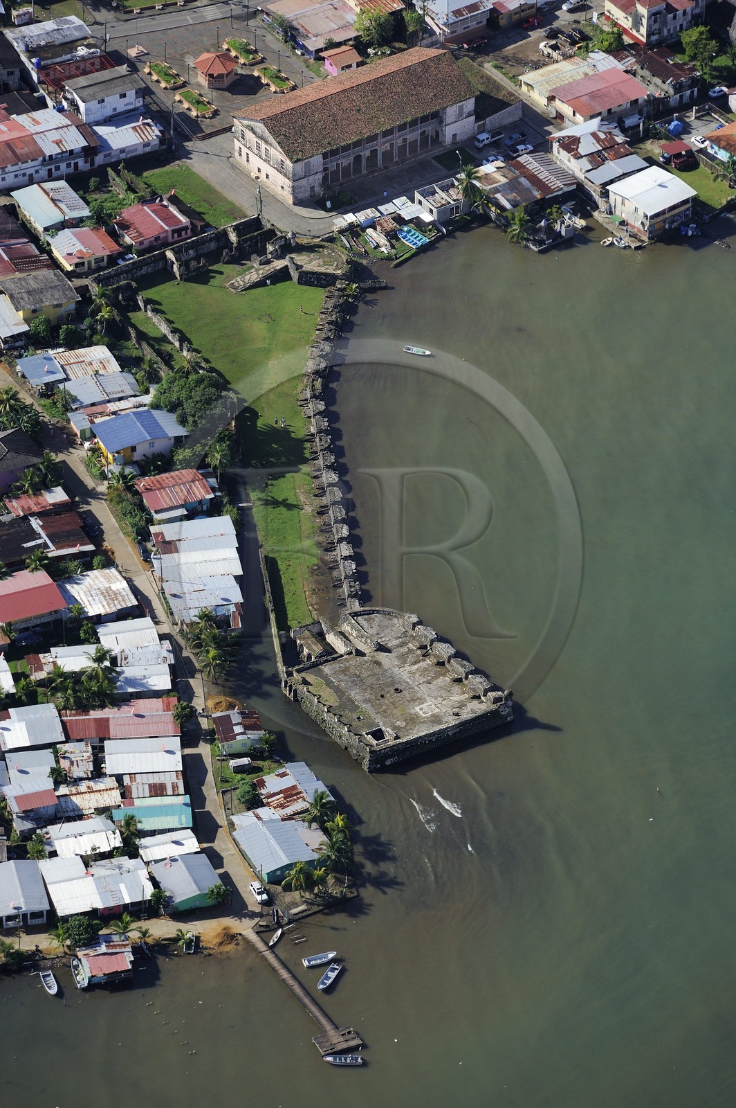 Panama, province de Colon, Portobelo, classé Patrimoine Mondial de l'UNESCO, fort San Jeronimo datant de l'époque espagnole et la Casa de la Aduana Real aussi appelée Contaduria (vue aérienne)