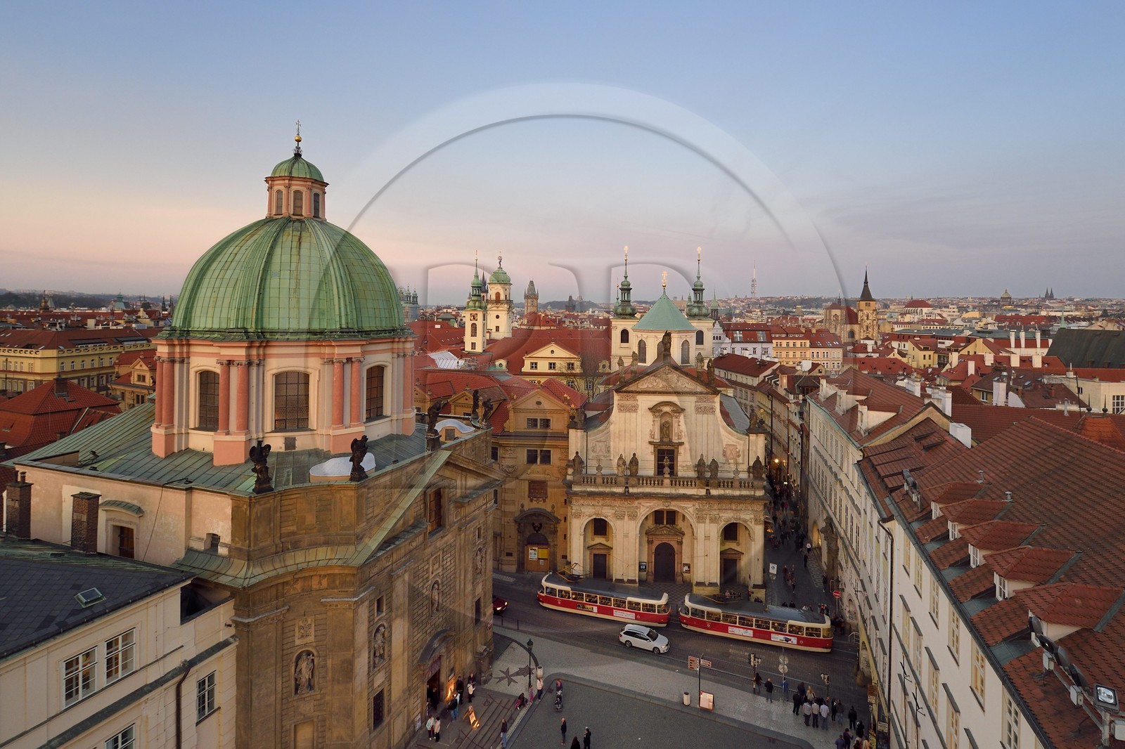 République Tchèque, Prague, centre historique classé Patrimoine Mondial de l'UNESCO, la vieille ville (Stare Mesto), église Saint-François d'Assise à gauche et église Baroque Saint-Sauveur dans le Clementinum