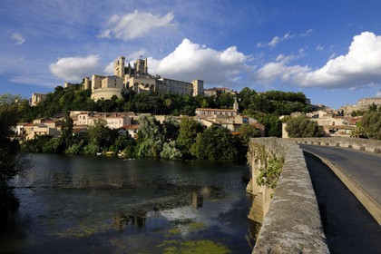 France, Herault, Beziers, Saint Nazaire cathedral and the Pont-Vieux on the Orb River