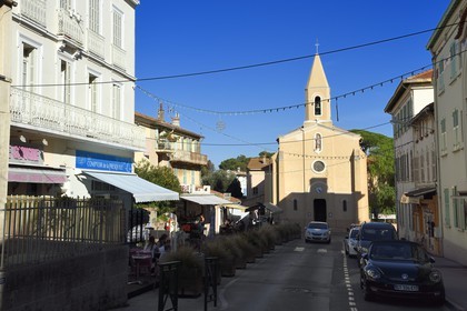France, Var (83), Hyères, Presqu'Ile de Giens, la place Saint-Pierre à Giens