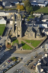 France, Finistère (29), Pleyben, l'église et le calvaire dans l'enclos paroissial (vue aérienne)