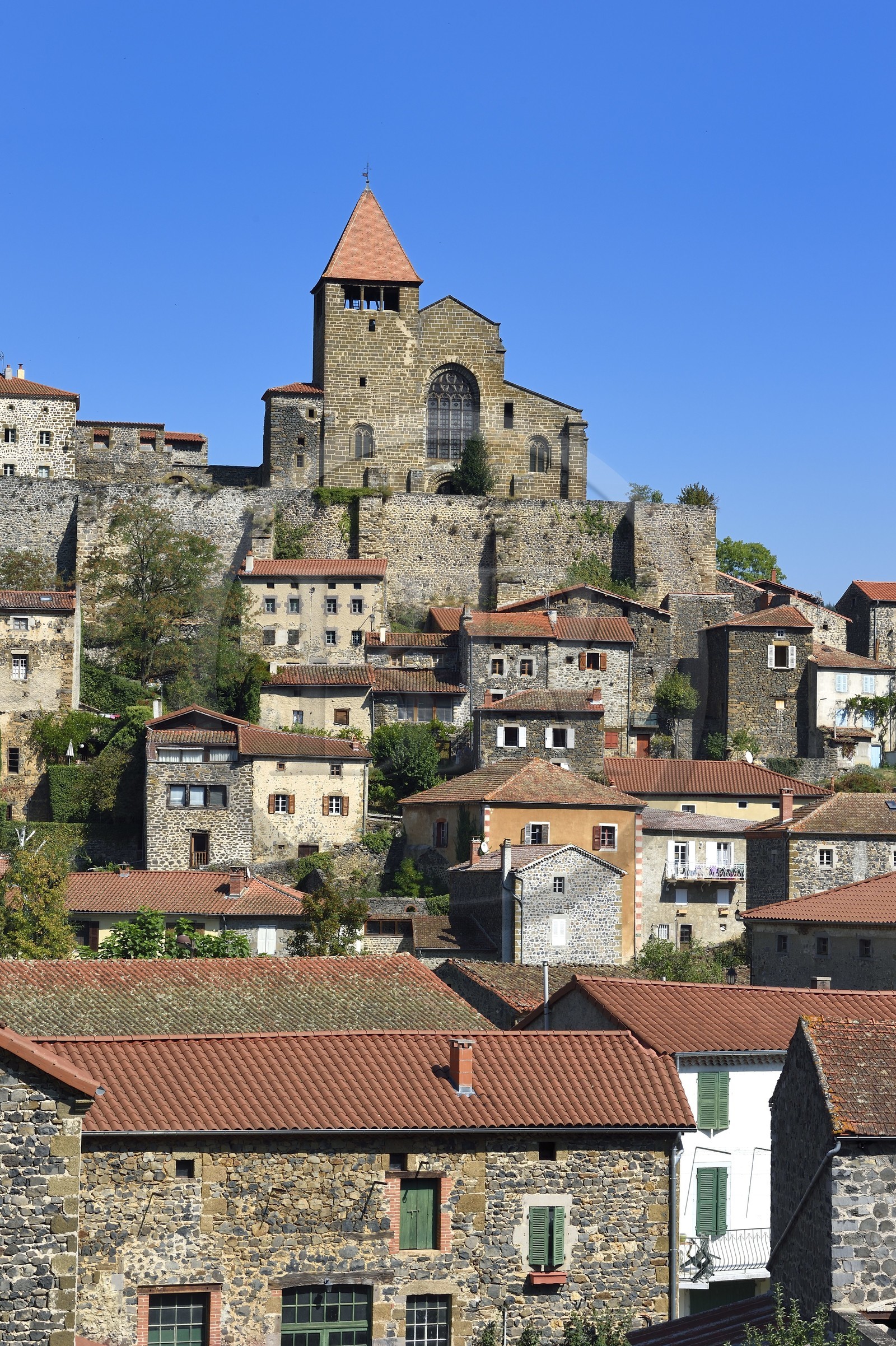 France, Haute-Loire (43), haute vallée de l'Allier, village de Chanteuges dominé par le prieuré de l'abbaye Bénédictine du XIIe siècle, l'église abbatiale