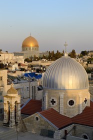 Israel, Jérusalem, ville sainte, vieille-ville classée Patrimoine Mondial de l'UNESCO, les toits du quartier musulman,  l'église Notre-Dame du Spasme et le Dome du Rocher en arrière plan