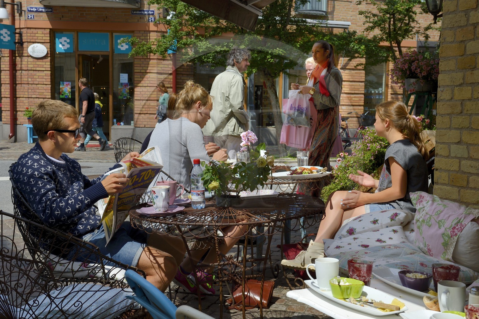 Sweden, Västra Götaland, Göteborg (Gothenburg), Haga district, the Petit Café terrace in Haga Nygata street
