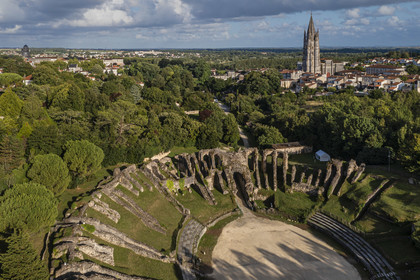France, Charente-Maritime (17),  Saintonge, Saintes, amphithéâtre gallo-romain appelé localement les Arènes de Saintes, sa construction commence sous le règne de Tibère et s'achève sous le règne de Claude, vers 40 après JC, 127 mètres de long sur 102 de large, il pouvait accueillir près de 15 000 spectateurs (vue aérienne)