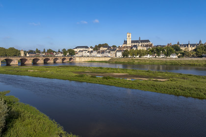 France, Nièvre (58), Nevers, les iles sur la Loire en amont du Pont de la Loire, le quai de Mantoue et la cathédrale Saint-Cyr-et-Sainte-Julitte en arrière plan (vue aérienne)