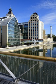 France, Seine-Saint-Denis (93), Pantin, Les anciens Grands Moulins de Pantin créées en 1884 réhabilités pour y réaliser un ensemble immobilier de bureaux conçu par le cabinet d'architectes Reichen et Robert pour BNP-Paribas Securities Services, le canal de l'Ourcq