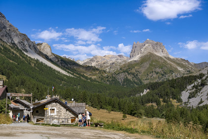 France, Hautes Alpes (05), Névache, refuge des Rois Mages (Re Magi) dans la Vallée Étroite à la frontière italienne, le Mont Thabor et le Grand Séru (à droite) en arrière plan