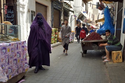Maroc, Casablanca, ancienne Medina, femme en burka
