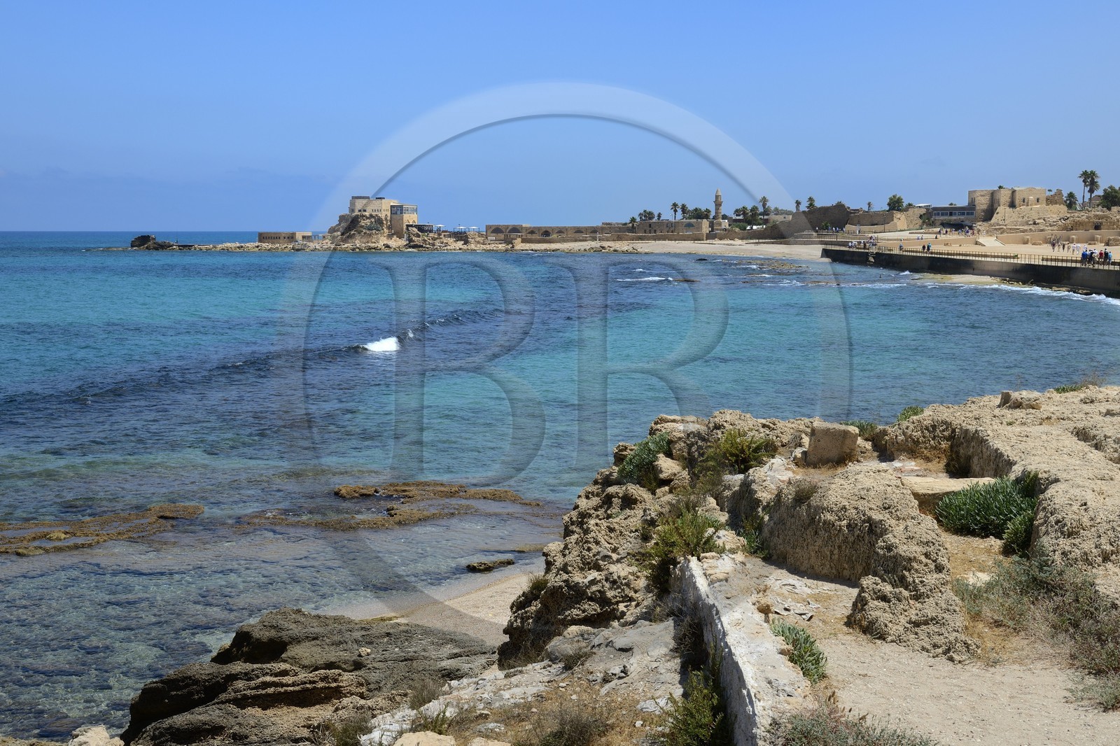 Israël, district d'Haifa, Césarée (Caesarea Maritima), ruines de Césarée et la citadelle croisée en arrière plan