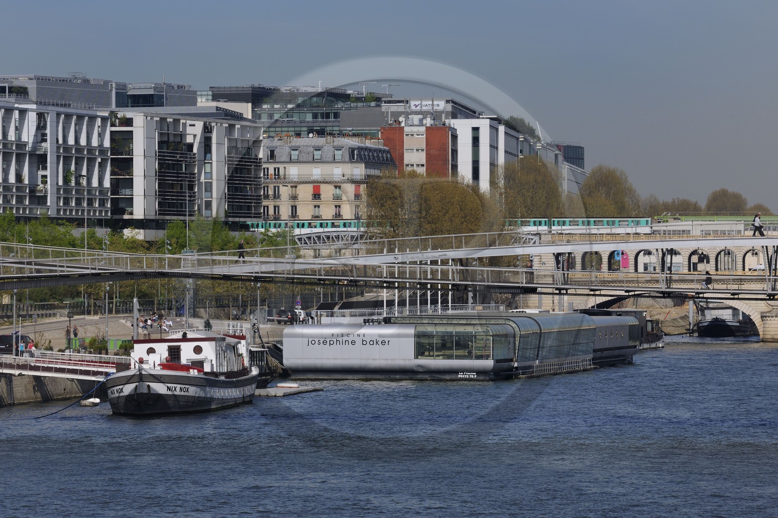 France, Paris (75), rives de la Seine, la piscine Joséphine Baker sur le quai François Mauriac