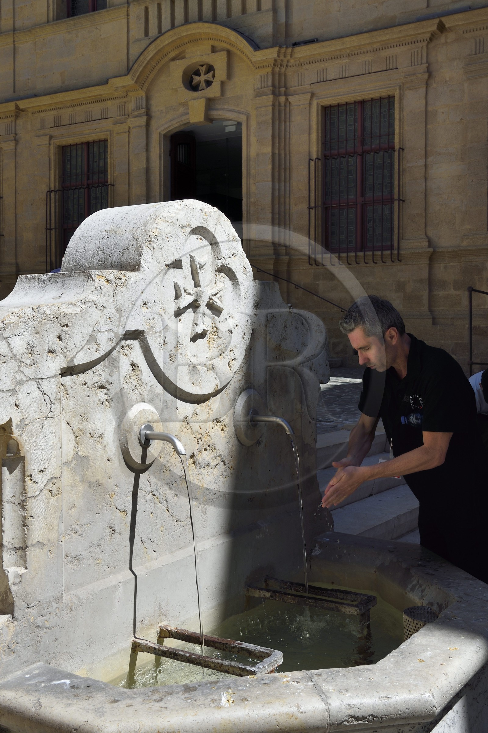 France, Bouches-du-Rhône (13), Aix en Provence, fontaine devant l’ancienne commanderie des chevaliers de Malte devenue le musée Granet