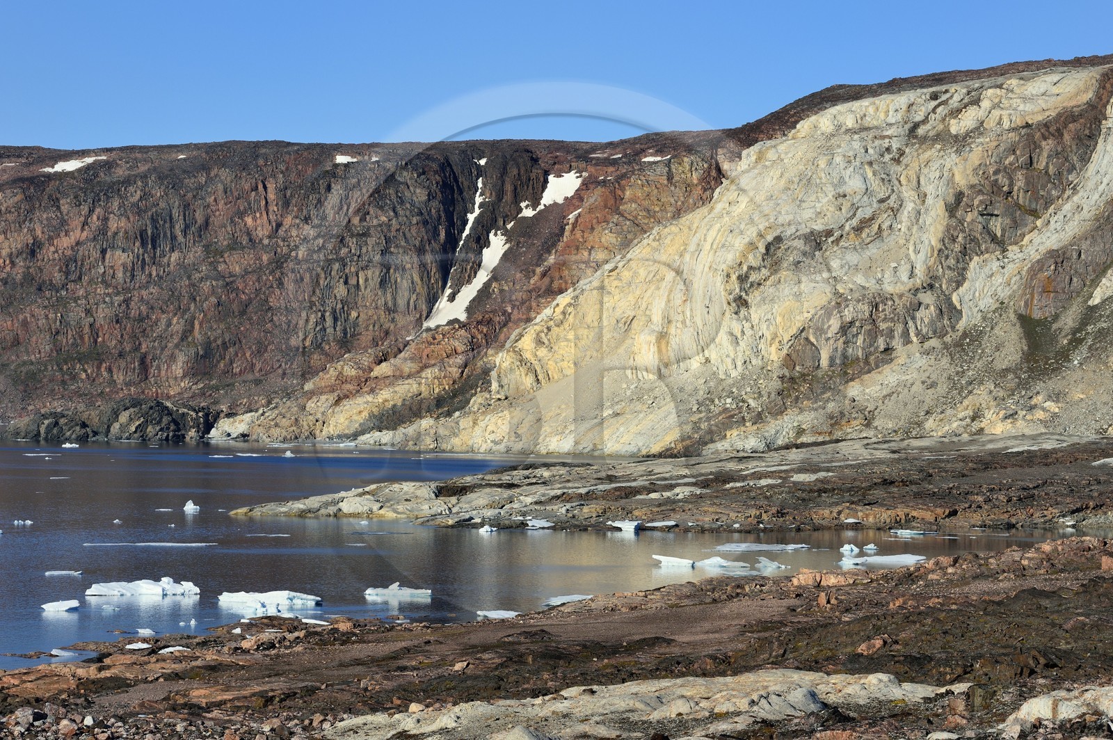 Groenland, cote Nord-Ouest, Smith sound au nord de la baie de Baffin, Inglefield Land, falaises du site de Etah dans le Foulke fjord, campement inuit aujourd'hui abandonné qui servit de base à plusieurs expéditions polaires