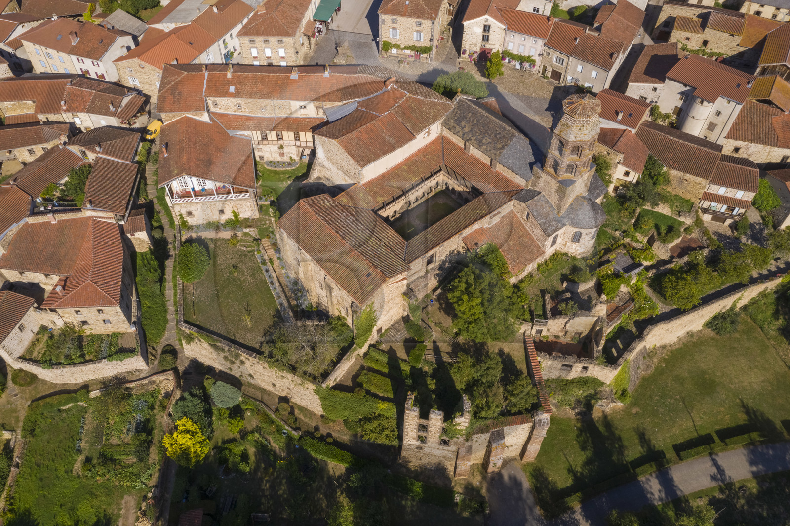 France, Haute-Loire (43), Lavaudieu, labellisé Les Plus Beaux Villages de France, l'Abbaye Saint-André de style roman auvergnat (vue aérienne)