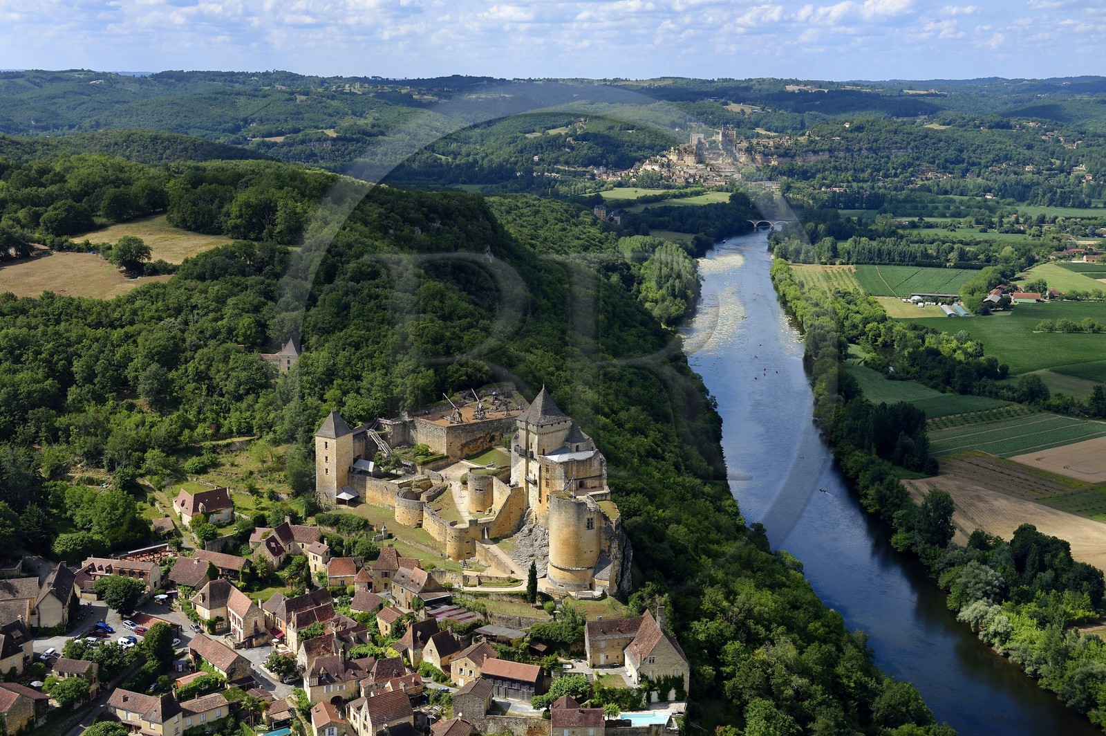 France, Dordogne (24), Périgord Noir, vallée de la Dordogne, Castelnaud-la-Chapelle labellisé Les Plus Beaux Villages de France, le château de Castelnaud-la-Chapelle sur un éperon rocheux au dessus de la rivière Dordogne (vue aérienne)