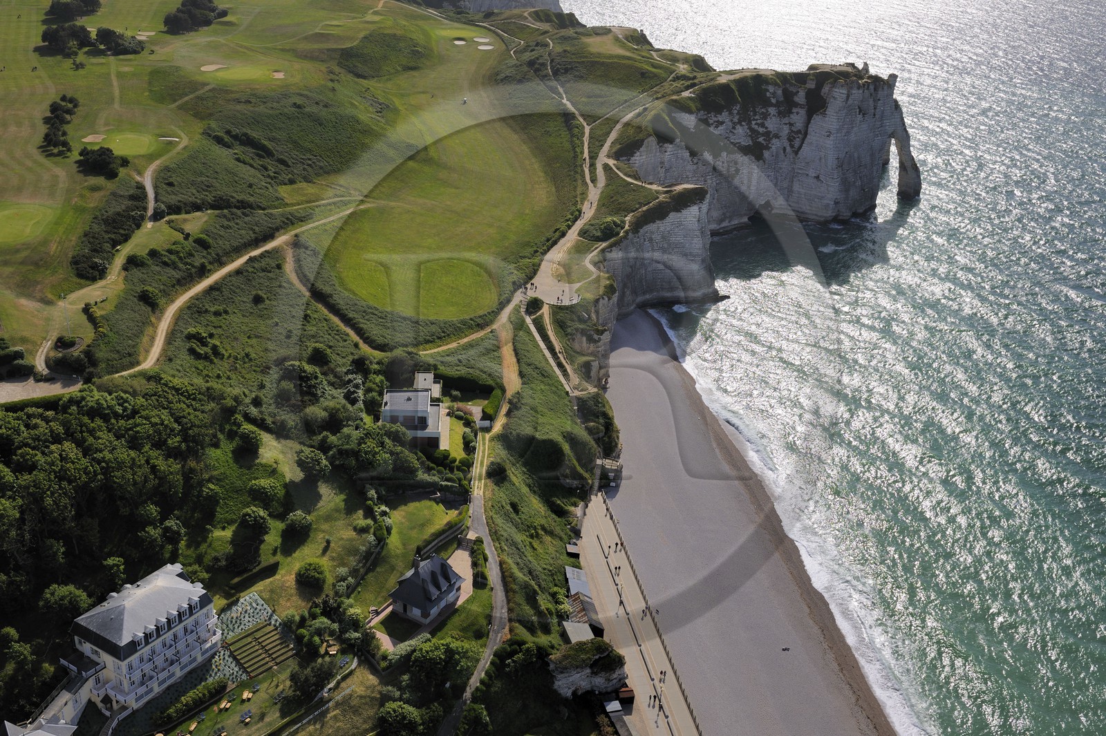 France, Seine-Maritime (76), Pays de Caux, Côte d'Albâtre, Etretat, les falaises d'Aval et le golf (vue aérienne)