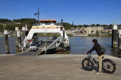France, Seine-Maritime, Pays de Caux, Norman Seine River Meanders Regional Nature Park, Duclair, the ferry crossing the Seine, cyclists on the Veloroute of Val de Seine