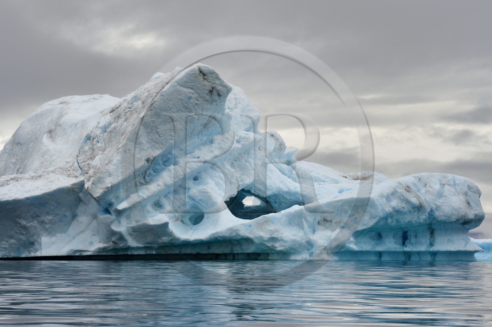 Groenland, cote Nord-Ouest, mer de Baffin, iceberg dans Inglefield Fjord vers Qaanaaq, forme animal
