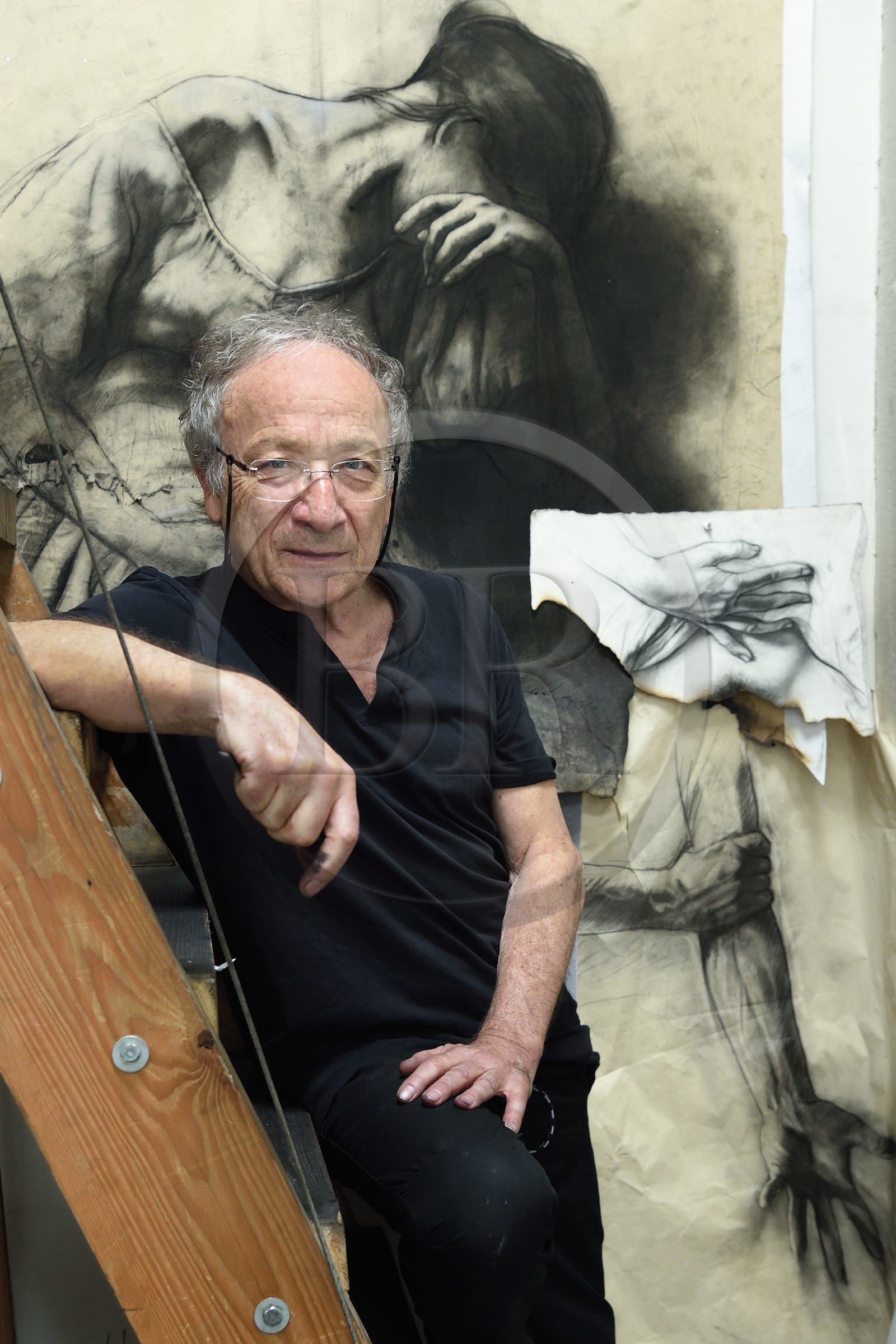 France, Ivry-sur-Seine (94), l'artiste plasticien Ernest Pignon-Ernest dans son atelier