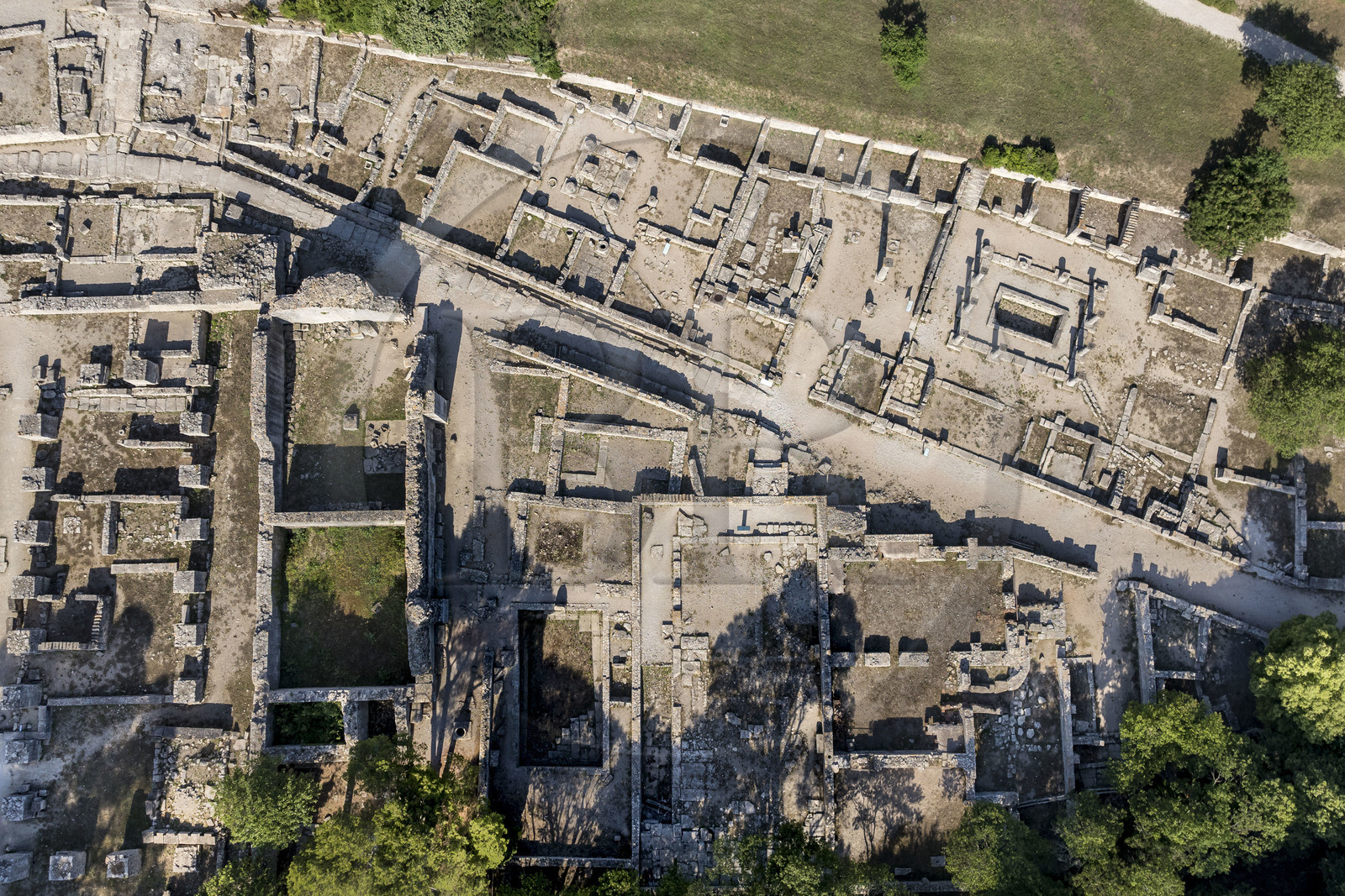 France, Bouches-du-Rhône (13), Parc Naturel Régional des Alpilles, Saint-Rémy-de-Provence, site archéologique de Glanum, le quartier Nord (vue aérienne)