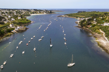 France, Finistère (29), Pays des Abers, bateaux au mouillage dans l'estuaire de l'Aber Benoit entre Saint-Pabu à gauche et Landeda à droite (vue aérienne)