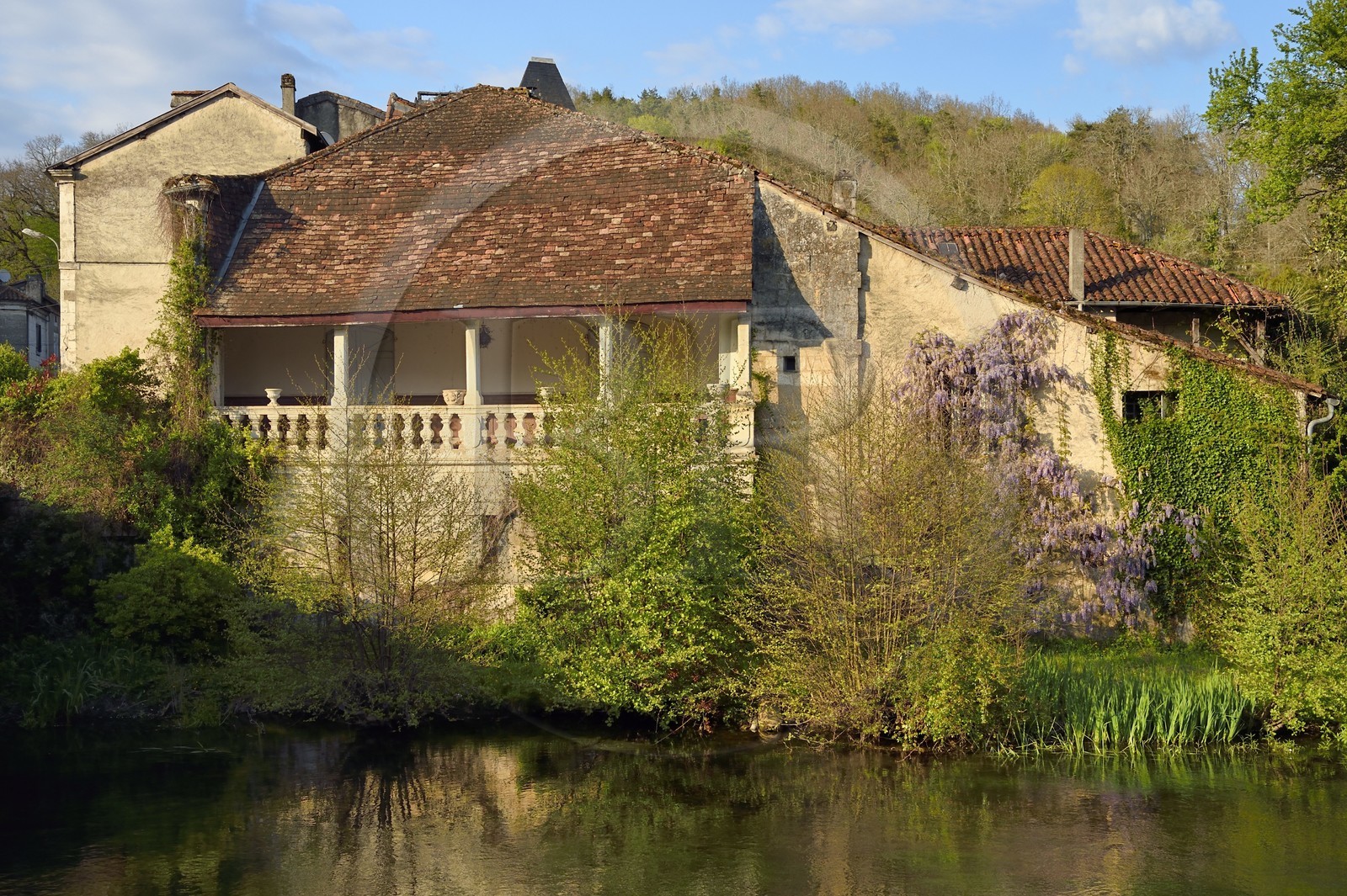 France, Dordogne (24), Brantôme, maison en bordure de la Dronne