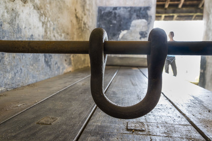 France, Guyane, Saint-Laurent-du-Maroni, bagne ou Camp de la Transportation, les quartiers disciplinaires, intérieur d'une cellule individuelle, planche lit sur laquelle les pieds du bagnard était entravés