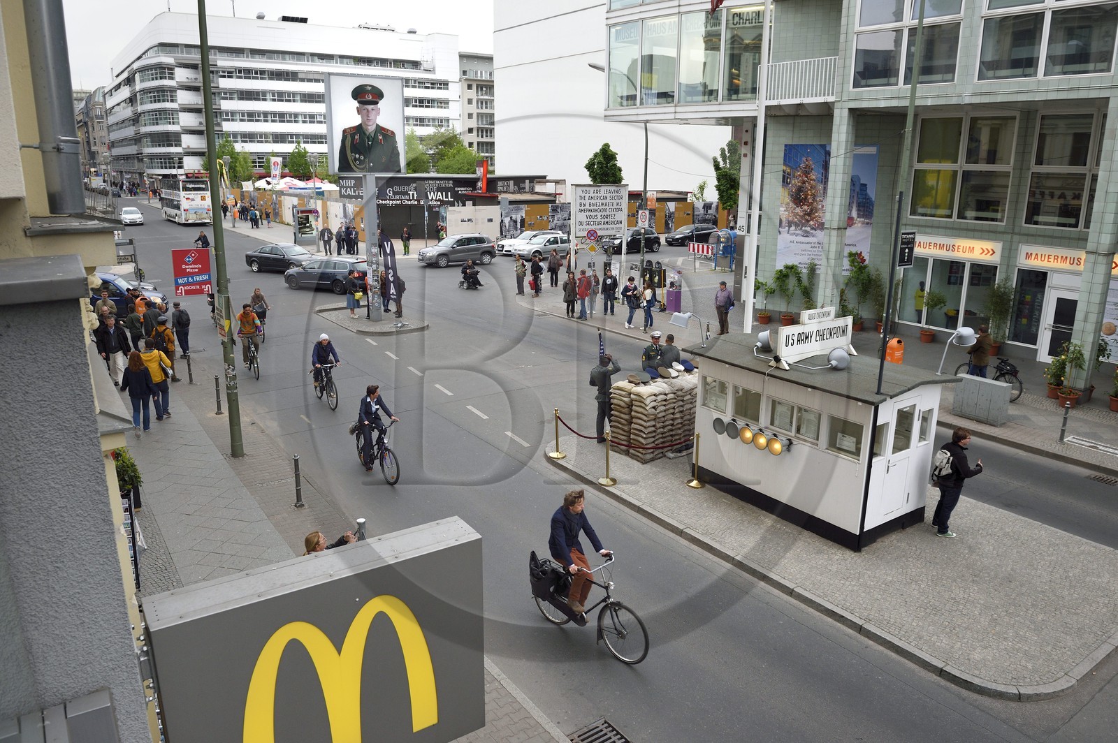 Allemagne, Berlin, quartier de Kreuzberg, Checkpoint Charlie, ancien lieu de passage entre l'est et l'ouest au temps du mur