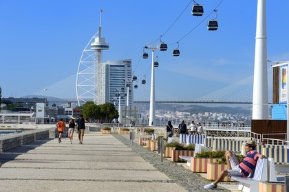 Portugal, Lisbonne, Parque das Nações (Parc des nations) construit pour l'exposition universelle de 1998, la Tour Vasco de Gama hebergeant l'hotel Myriad by SANA Hotels et le téléphérique qui longe le Tage