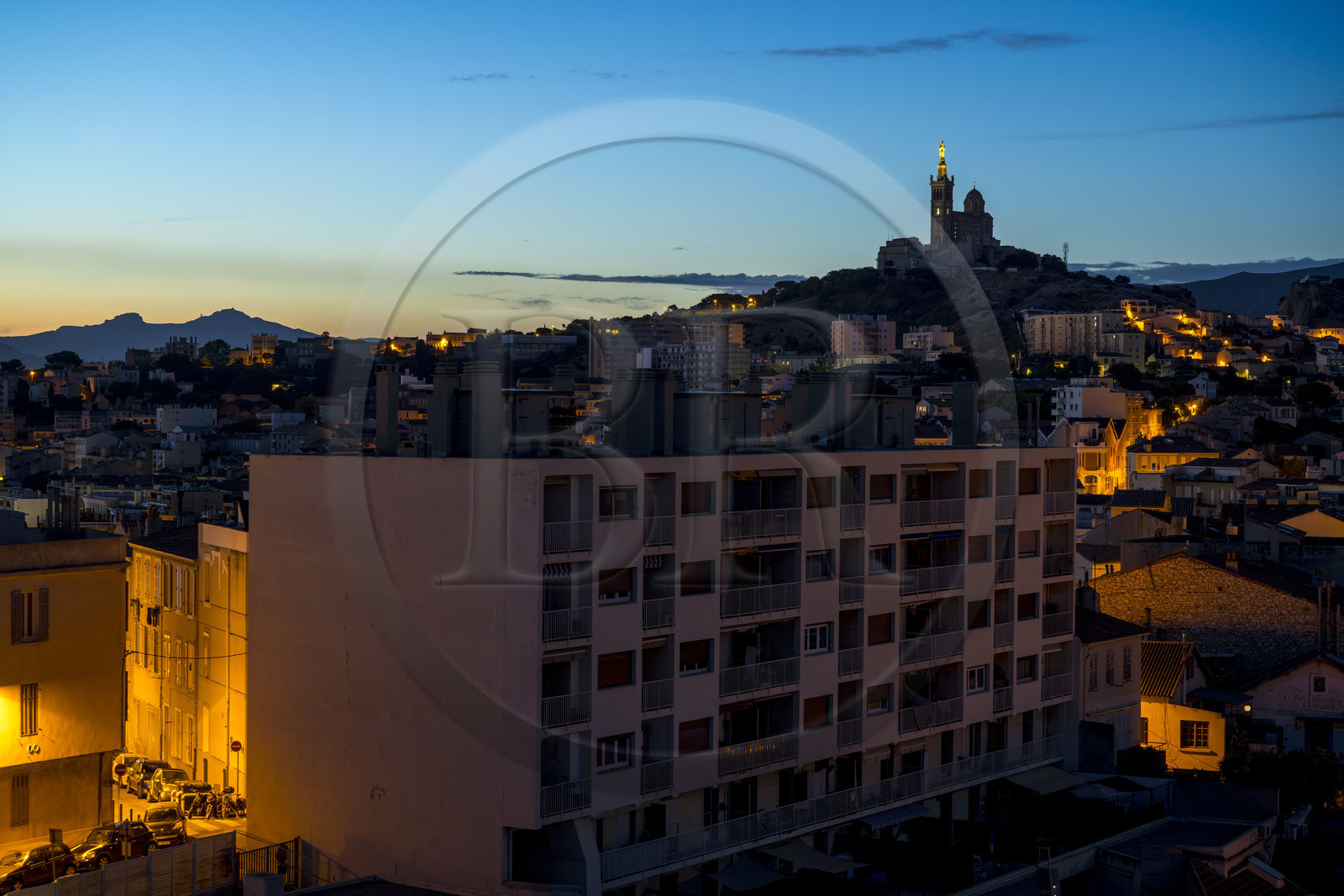 France, Bouches-du-Rhône (13), Marseille, immeuble de la rue Robert et Fénelon Guidicelli et Notre-Dame de la Garde en arrière plan