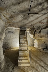 France, Paris (75), la carrière des Capucins sous l'hopital Cochin, banc de pierre de cette carrière
