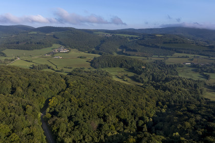 France, Saône-et-Loire (71), parc naturel régional du Morvan, Saint-Léger-sous-Beuvray, vallée au pied du Mont Beuvray au nord vers l'Echenault, frontière entre la Nièvre et la Saône-et-Loire (vue aérienne)
