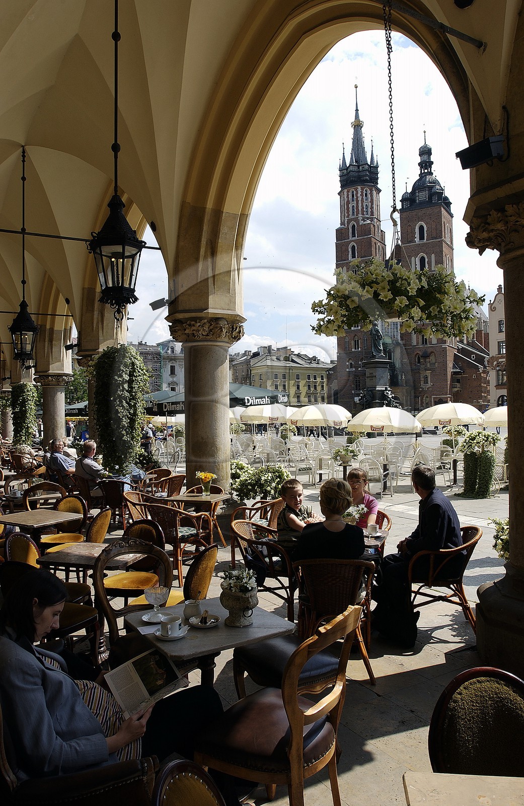 Poland, Lesser Poland region, Krakow, old town (Stare Miasto), outside café under the Cloths Market on the Market place vis-à-vis Our-Lady's church