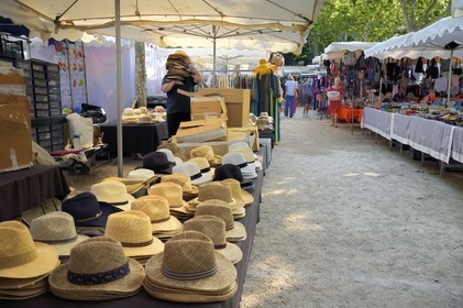 France, Var, Saint-Tropez, Place des Lices, terrace of cafes and stalls of handicrafts at the weekly market on Saturday morning, hatter stall